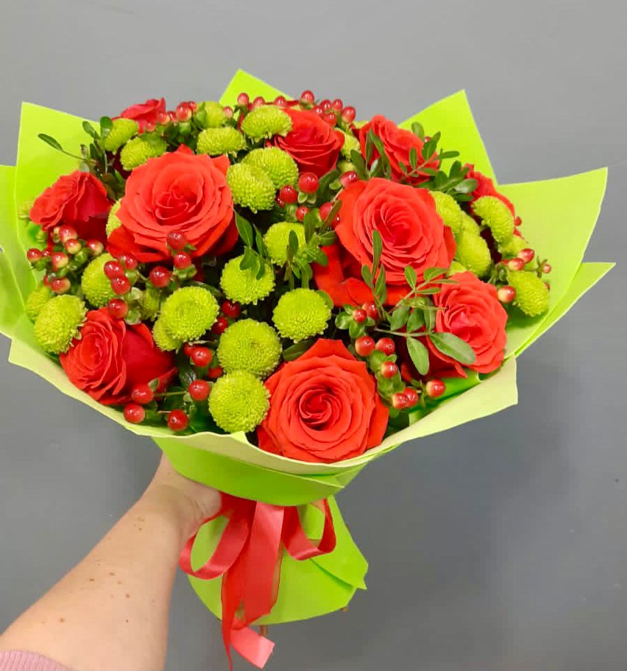 Букет цветов из: Хризантемы и Розы в поселке Медико-Инструментального завода