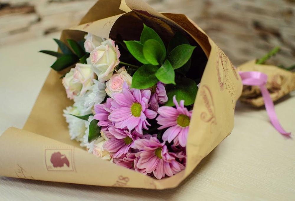 Букет цветов из: Розы и Хризантемы в поселке Медико-Инструментального завода