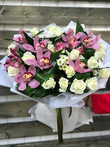 Букет цветов из: Розы и Хризантемы в поселке Медико-Инструментального завода