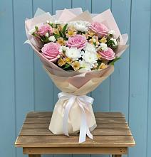 Букет цветов из:  Гвоздики, Орхидеи и Розы в поселке Медико-Инструментального завода