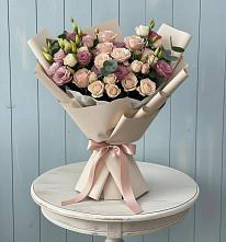 Букет цветов из:  Розы и Лизиантусы в поселке Медико-Инструментального завода