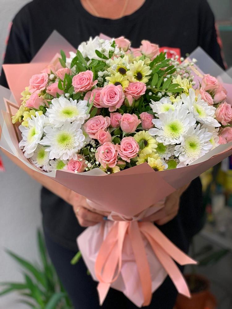 Букет цветов из: Розы и Хризантемы в поселке Медико-Инструментального завода