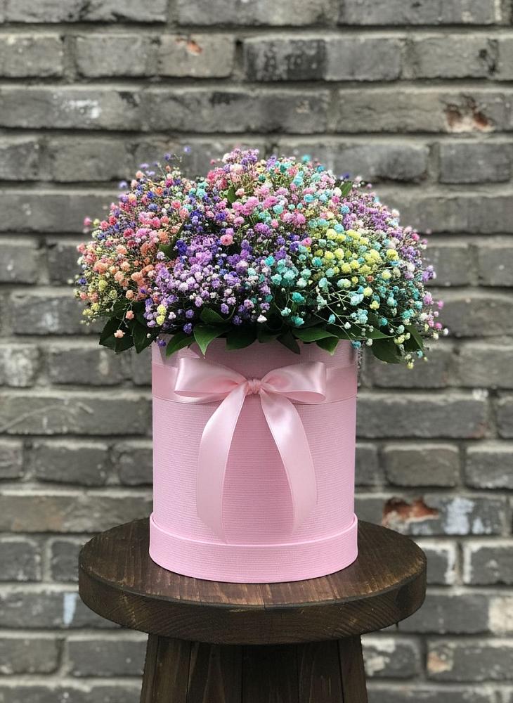 Цветочная композиция из Гипсофила и Розы в шляпной коробке в поселке Медико-Инструментального завода