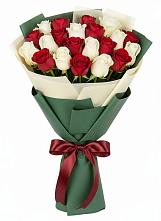 Букет Микс из красных и белых роз в поселке Медико-Инструментального завода
