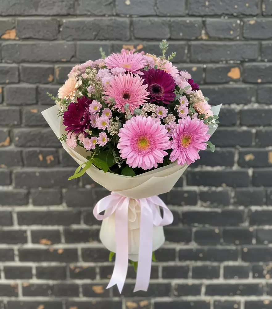 Букет цветов из: Герберы и Хризантемы в поселке Медико-Инструментального завода
