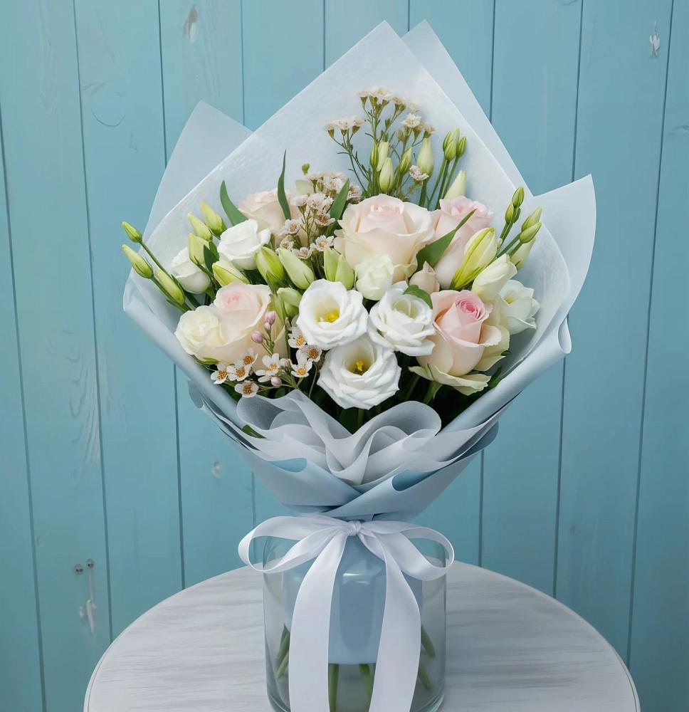 Букет цветов из: Розы и Лизиантусы в поселке Медико-Инструментального завода