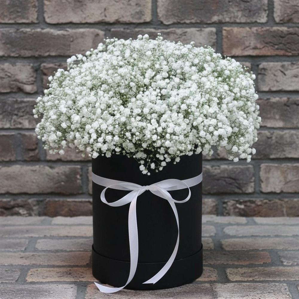 Цветочная композиция из Гипсофила в шляпной коробке в поселке Медико-Инструментального завода