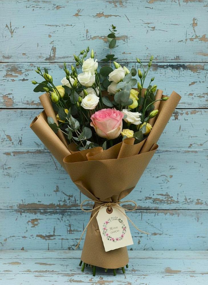 Букет цветов из: Розы и Лизиантусы в поселке Медико-Инструментального завода