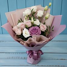 Букет цветов из:  Розы и Лизиантусы в поселке Медико-Инструментального завода