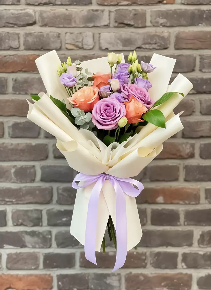 Букет цветов из: Лизиантусы и Розы в поселке Медико-Инструментального завода