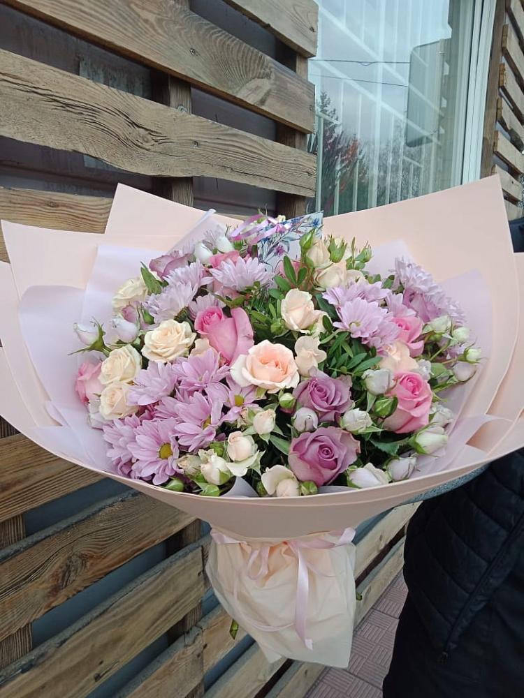 Букет цветов из: Розы и Хризантемы в поселке Медико-Инструментального завода