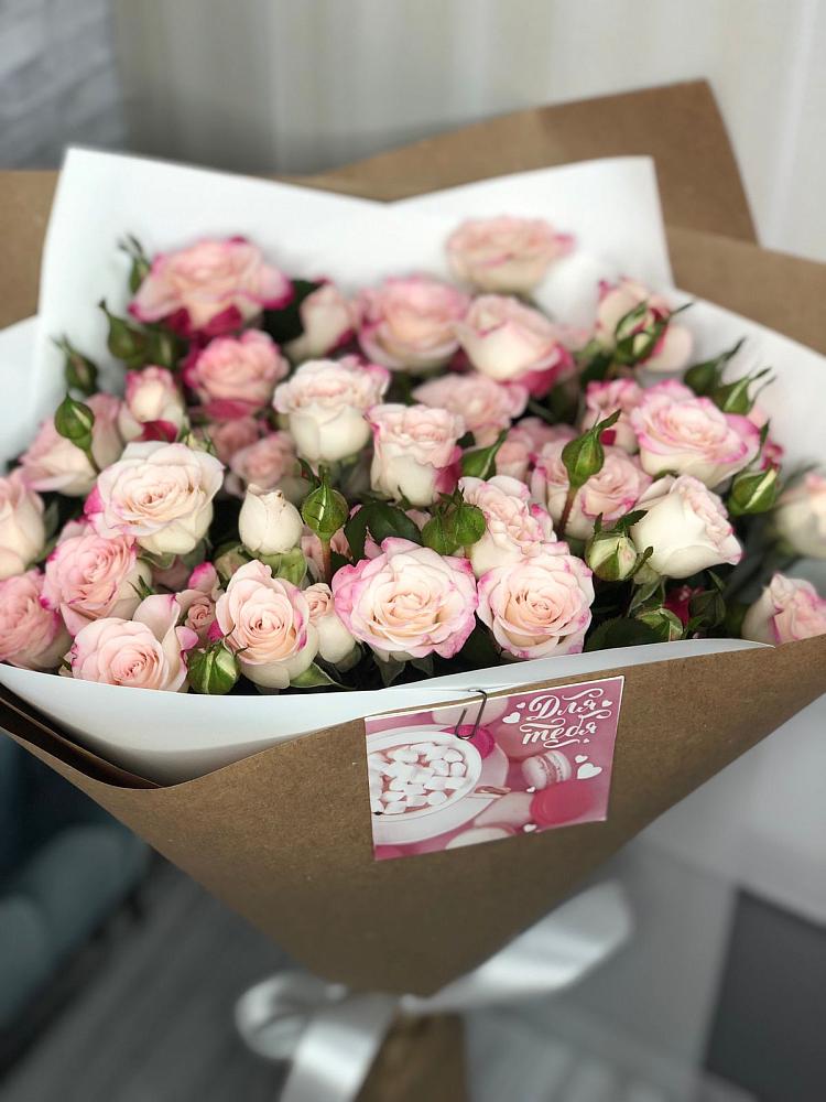 Букет цветов из: Розы в поселке Медико-Инструментального завода