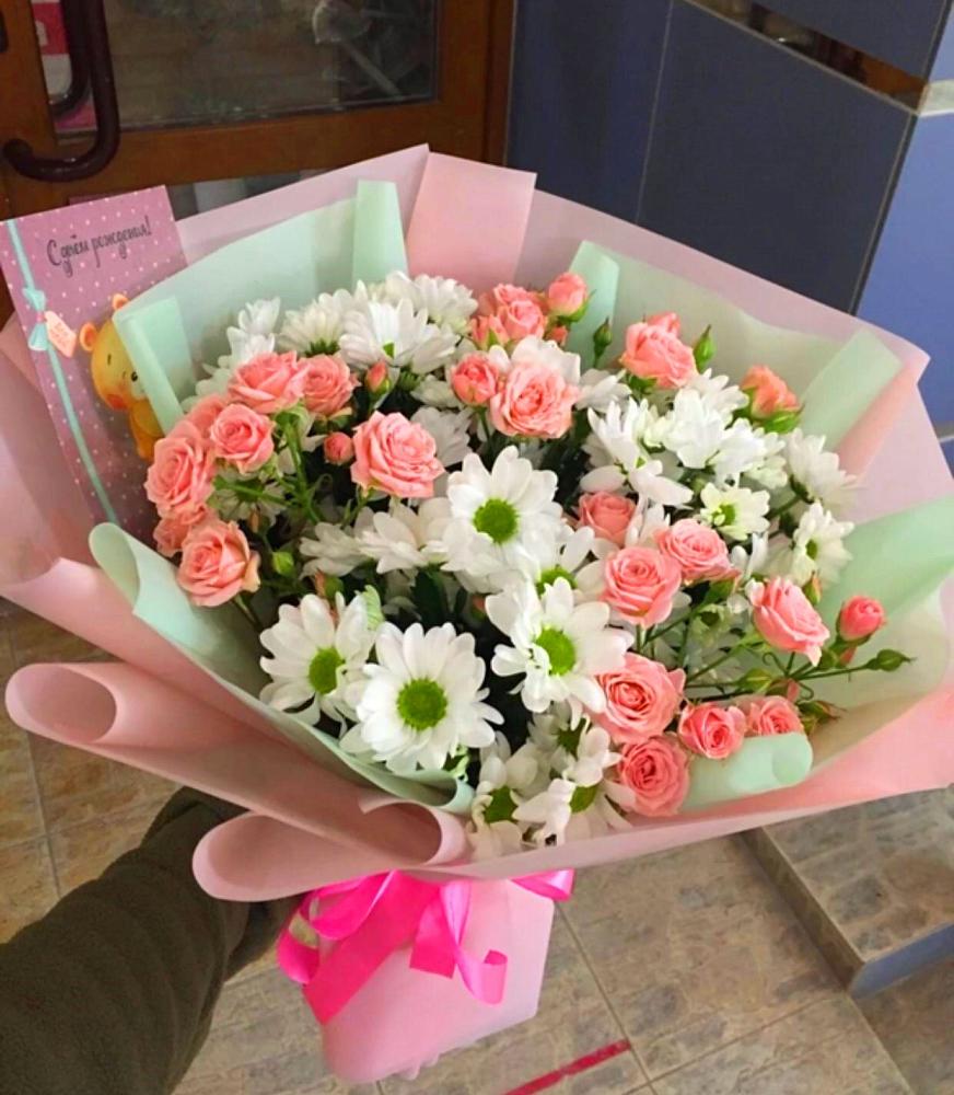 Букет цветов из: Розы и Хризантемы в поселке Медико-Инструментального завода