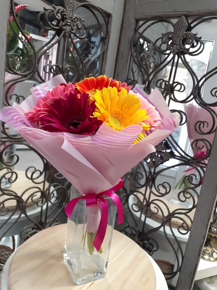 Букет цветов из: Герберы в поселке Медико-Инструментального завода