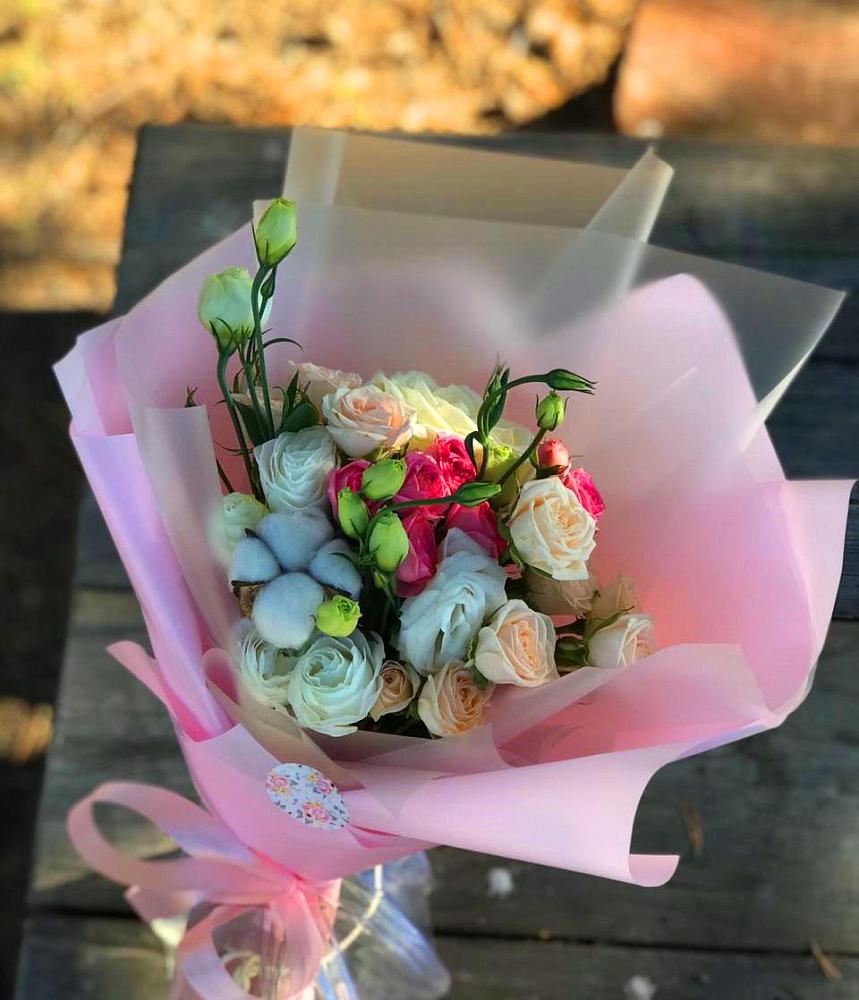 Букет цветов из: Розы и Лизиантусы в поселке Медико-Инструментального завода