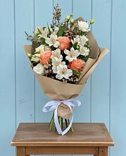 Букет цветов из:  Альстромерии, Лизиантусы, Розы и Хризантемы в поселке Медико-Инструментального завода