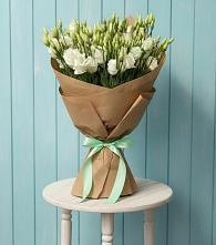 Букет цветов из:  Лизиантусы в поселке Медико-Инструментального завода