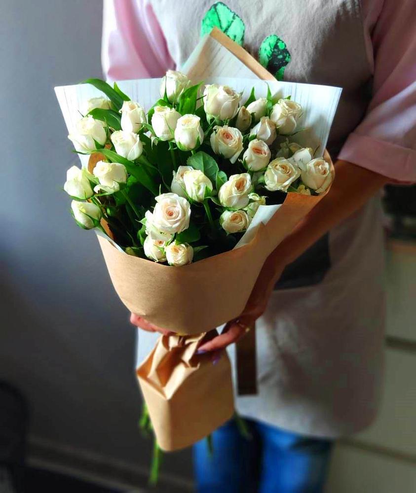 Букет цветов из: Розы в поселке Медико-Инструментального завода