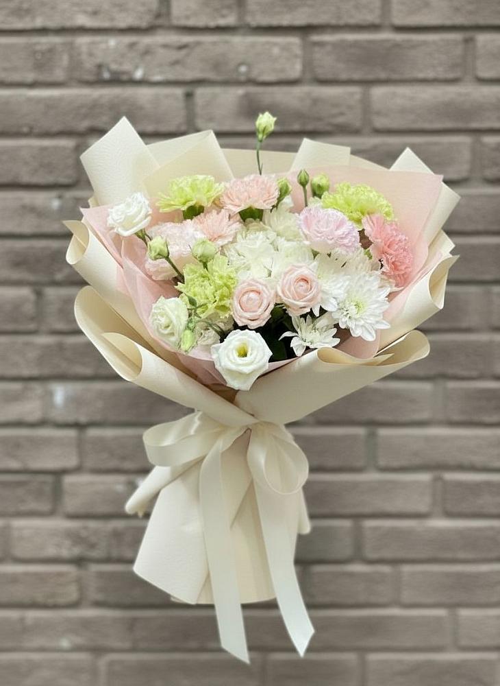 Букет цветов из: Гвоздики, Розы, Лизиантусы и Хризантемы в поселке Медико-Инструментального завода