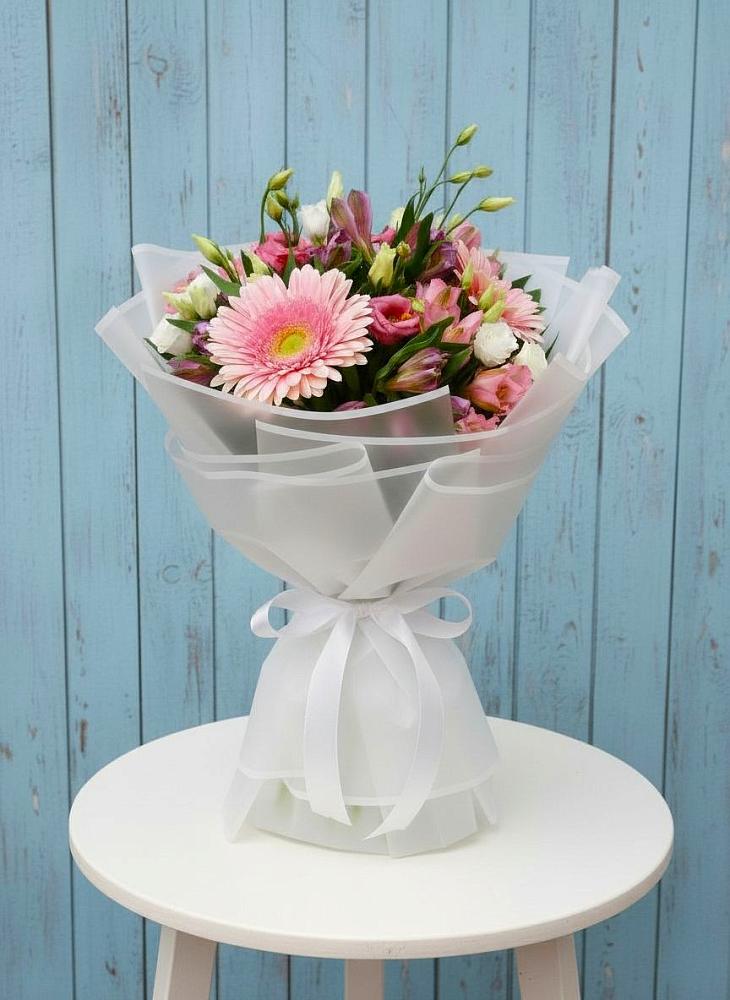 Букет цветов из: Герберы, Альстромерии и Лизиантусы в поселке Медико-Инструментального завода