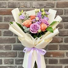 Букет цветов из:  Лизиантусы и Розы в поселке Медико-Инструментального завода