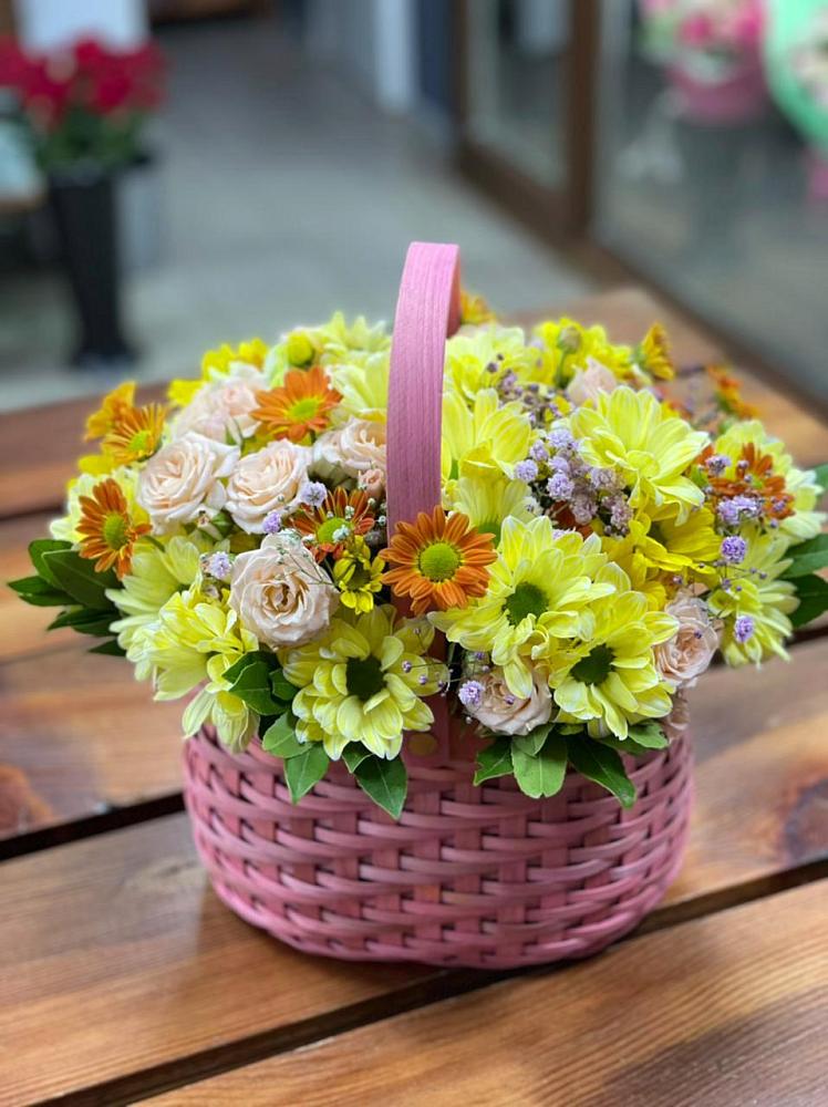 Цветочная композиция из Хризантемы и Розы в корзине в поселке Медико-Инструментального завода