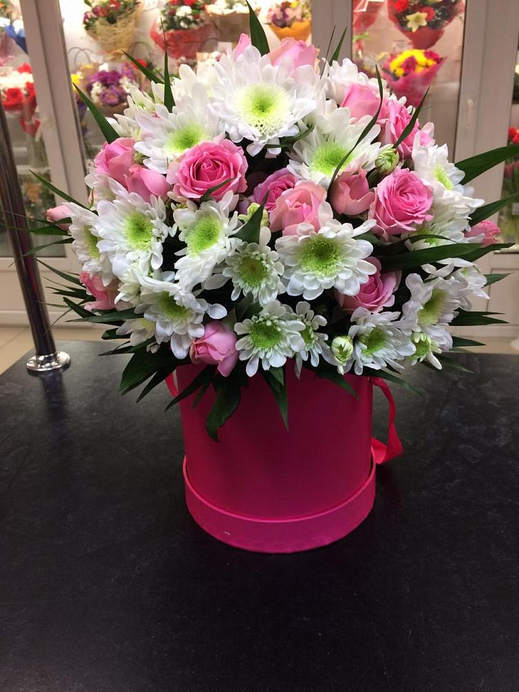 Цветочная композиция из Розы и Хризантемы в шляпной коробке в поселке Медико-Инструментального завода