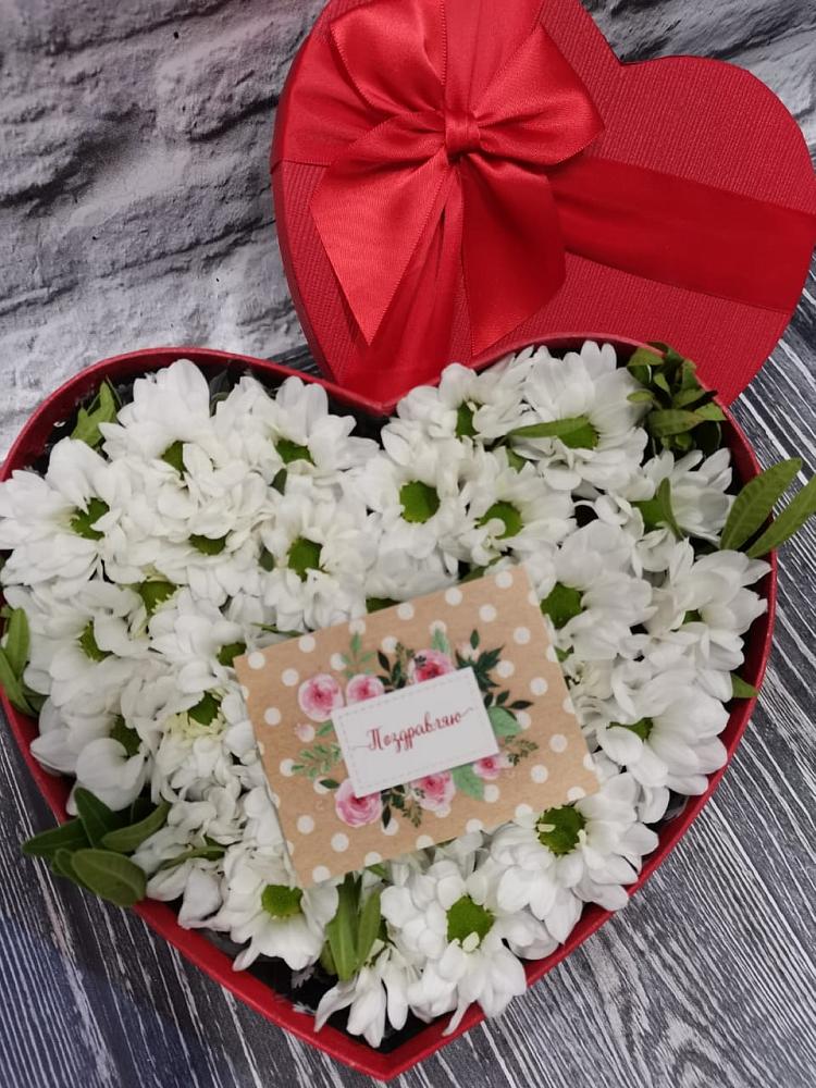 Цветочная композиция из Хризантемы в виде сердца в поселке Медико-Инструментального завода