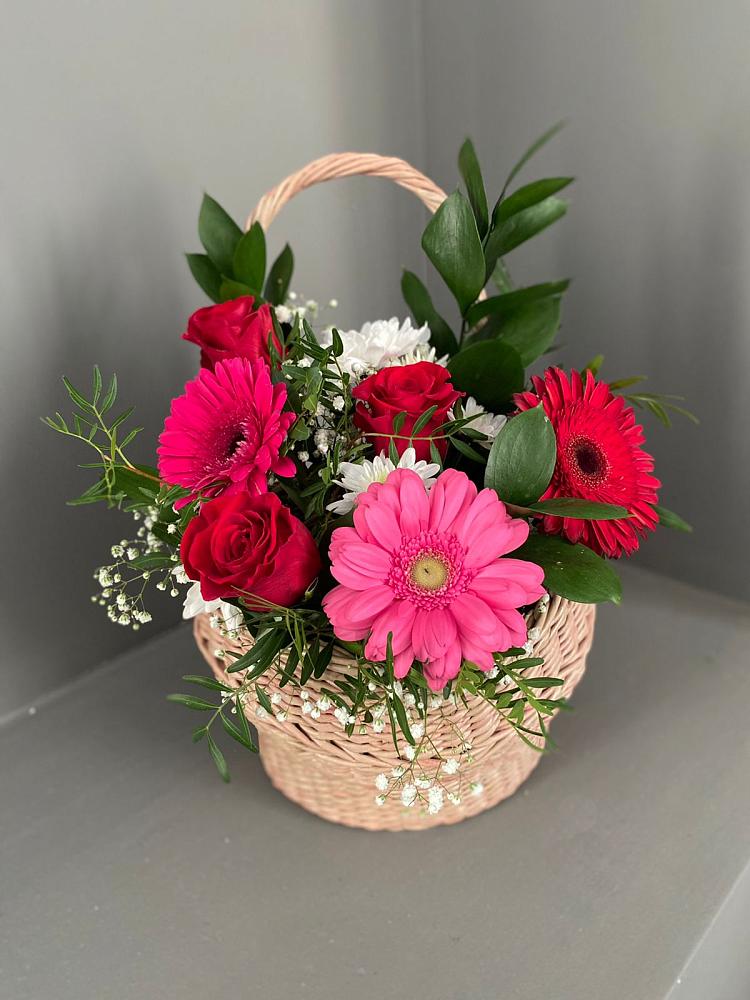 Цветочная композиция из Розы, Хризантемы и Герберы в корзине в поселке Медико-Инструментального завода