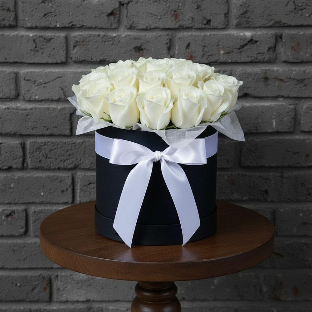 Цветочная композиция из Розы в шляпной коробке в поселке Медико-Инструментального завода