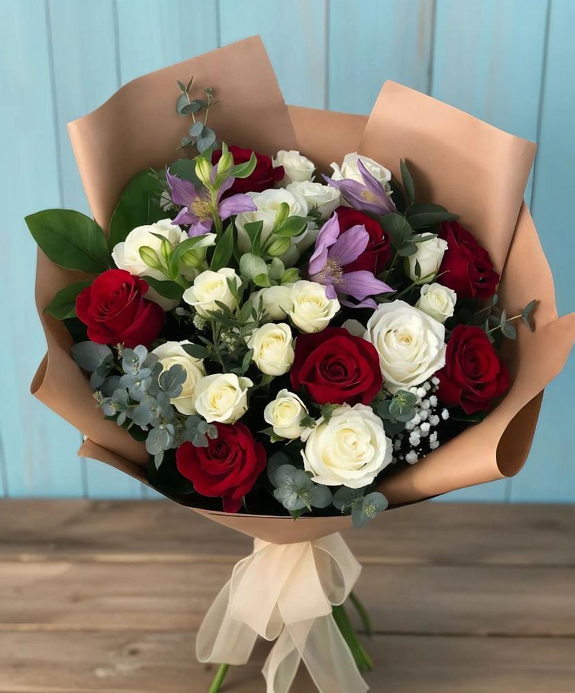 Букет цветов из: Розы и Альстромерии в поселке Медико-Инструментального завода