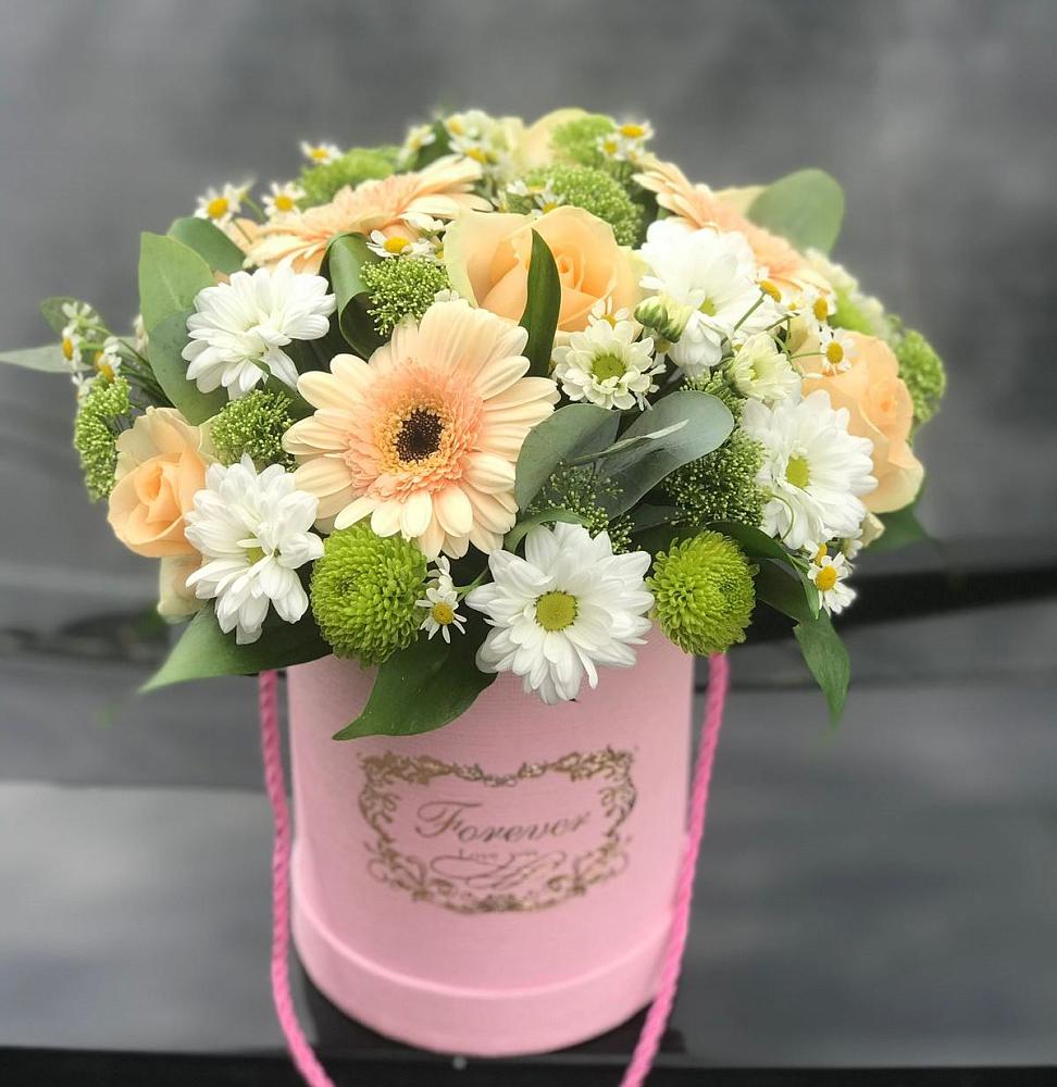 Цветочная композиция из Розы, Герберы и Хризантемы в шляпной коробке в поселке Медико-Инструментального завода