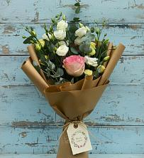 Букет цветов из:  Розы и Лизиантусы в поселке Медико-Инструментального завода