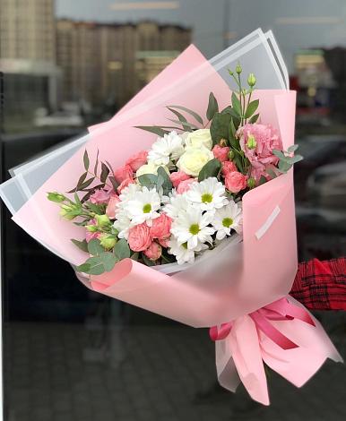 Букет цветов из: Розы, Лизиантусы и Хризантемы в поселке Медико-Инструментального завода