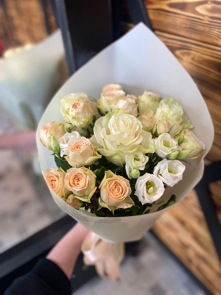 Букет цветов из: Розы и Лизиантусы в поселке Медико-Инструментального завода