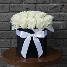 Цветочная композиция из Розы в шляпной коробке в поселке Медико-Инструментального завода