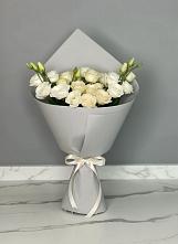 Букет цветов из:  Розы и Лизиантусы в поселке Медико-Инструментального завода